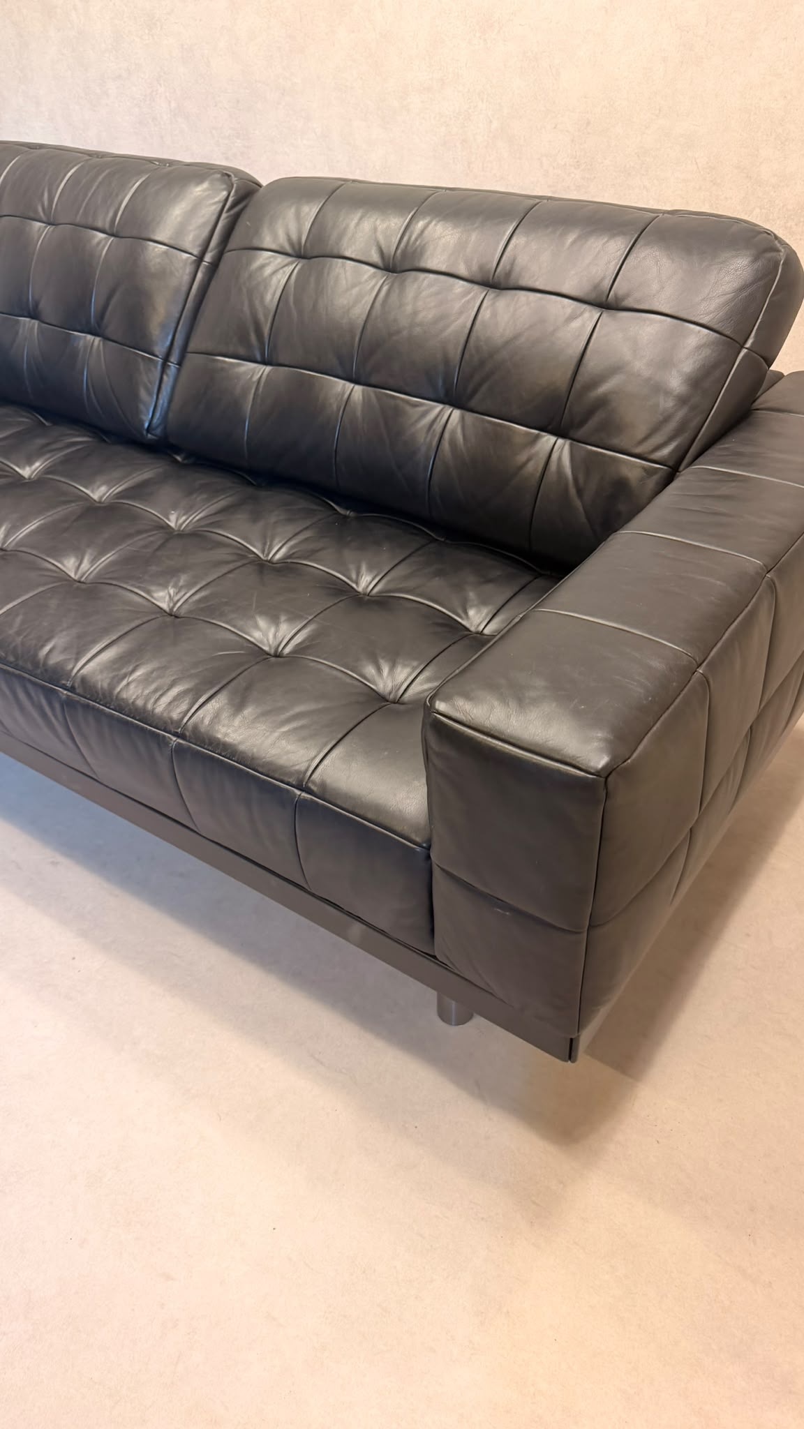 Premium Vintage Sofa aus Leder in schwarz im Kubus-Design