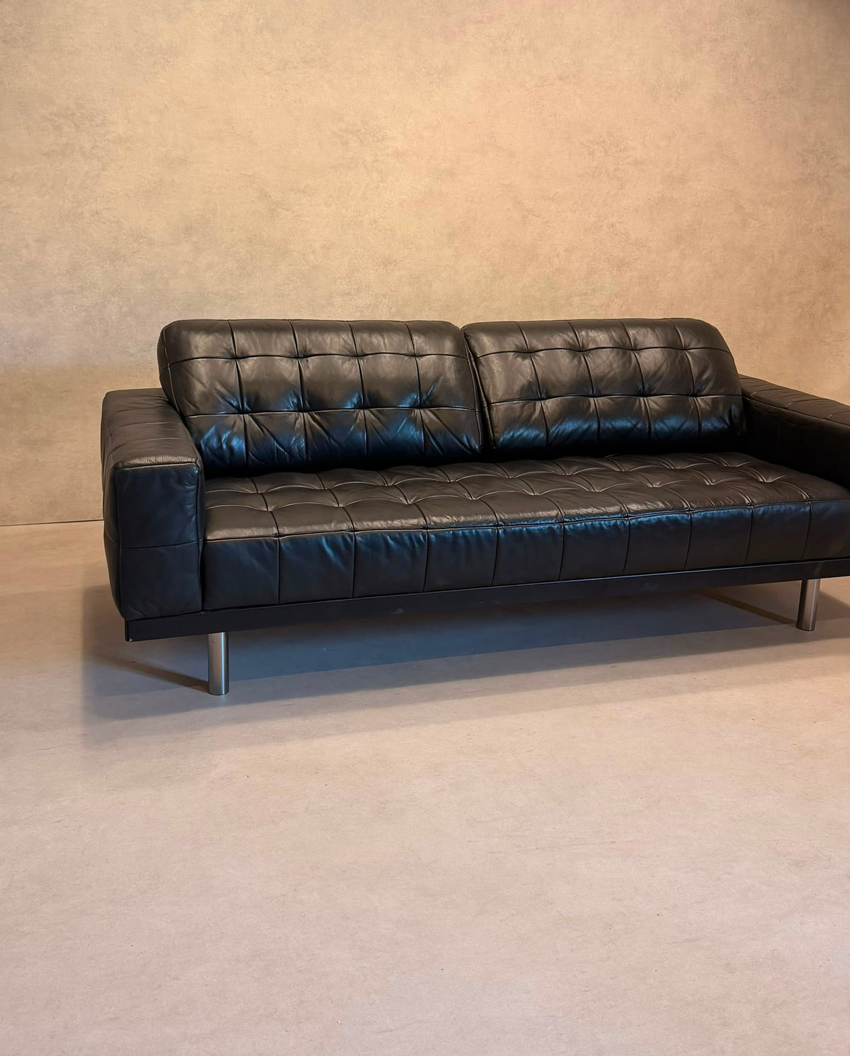 Premium Vintage Sofa aus Leder in schwarz im Kubus-Design