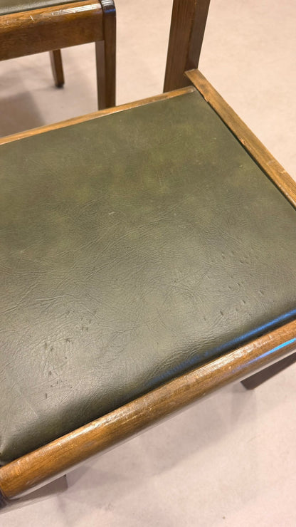 Vintage Holzstuhl mit grünem Kunstleder – 60er Jahre