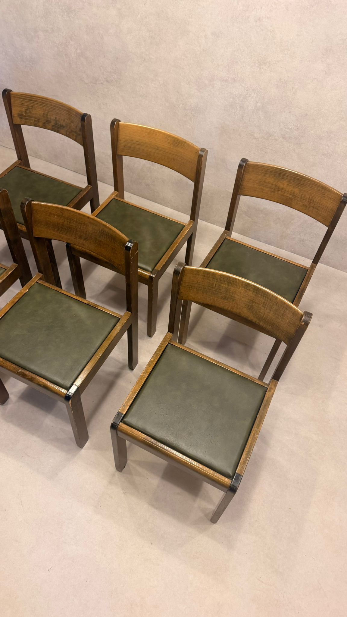 Vintage Holzstuhl mit grünem Kunstleder – 60er Jahre