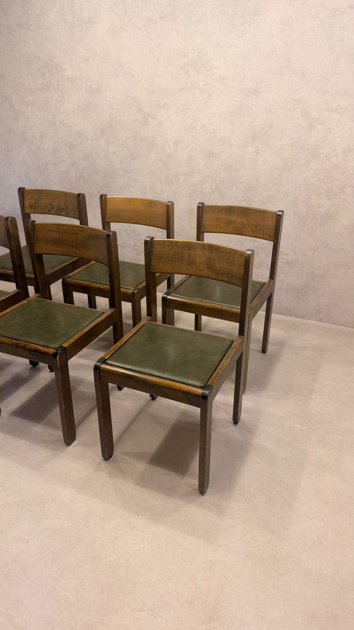Vintage Holzstuhl mit grünem Kunstleder – 60er Jahre