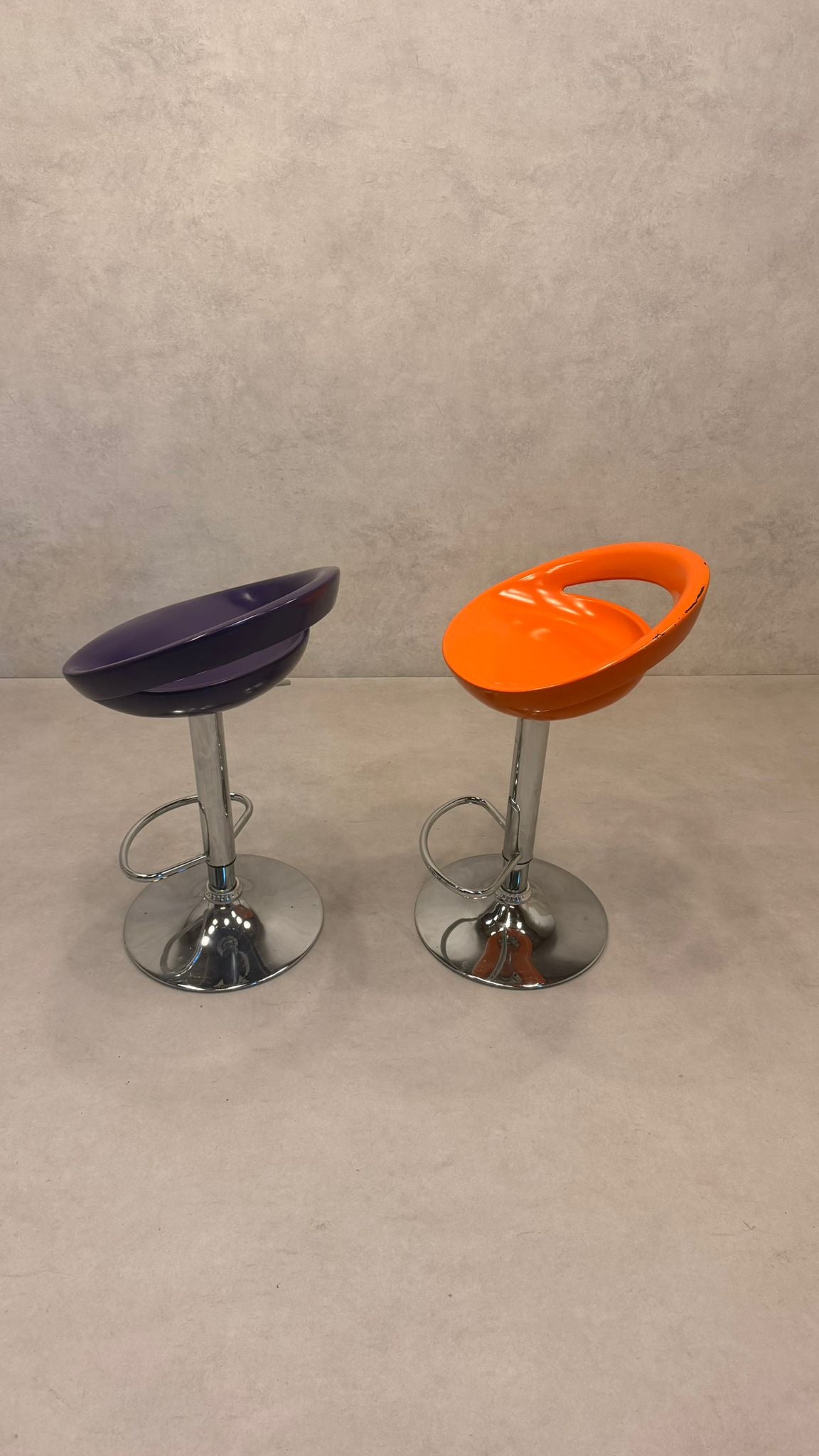 2er Set höhenverstellbare Barhocker im Space Age Design