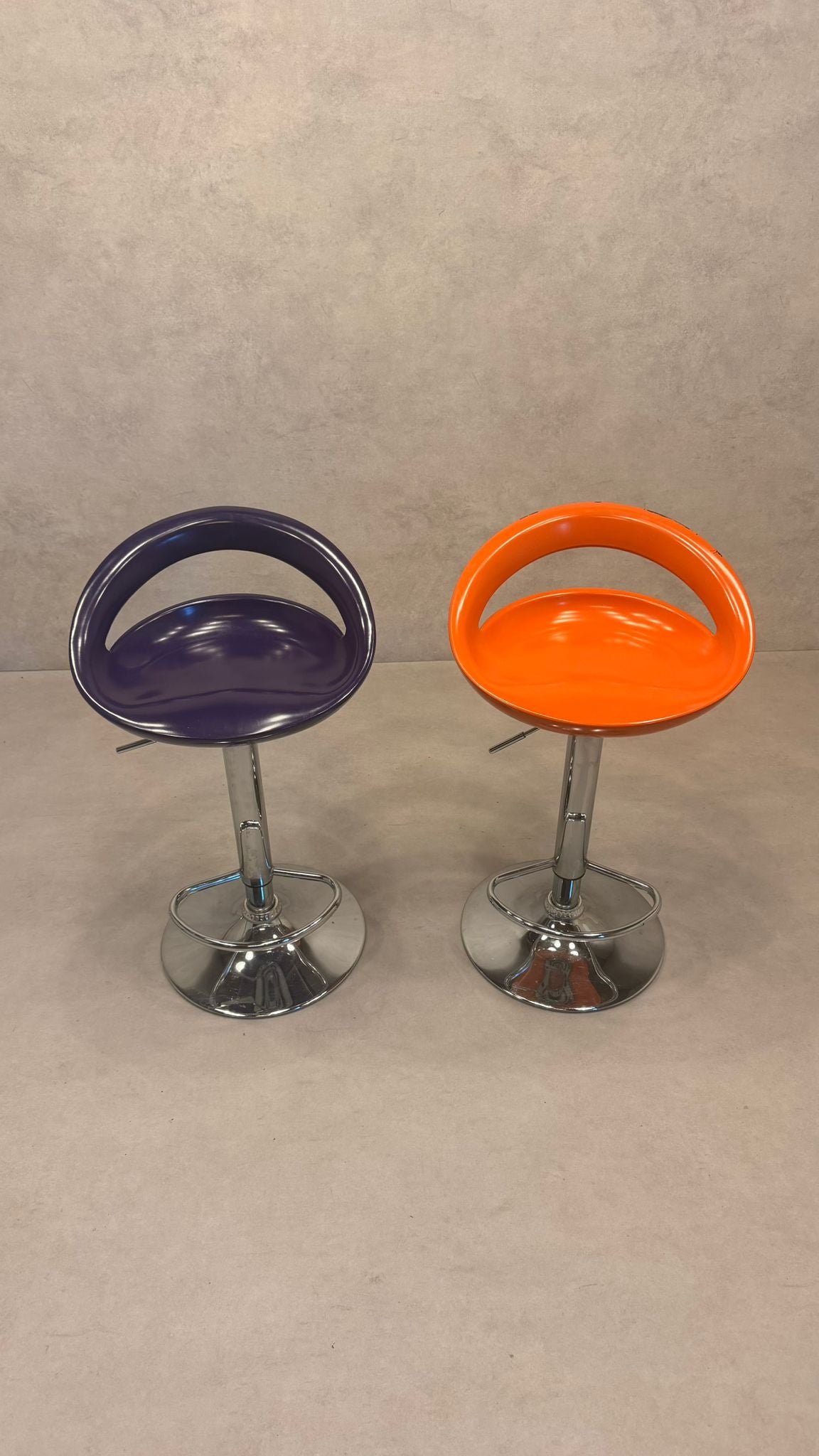 2er Set höhenverstellbare Barhocker im Space Age Design