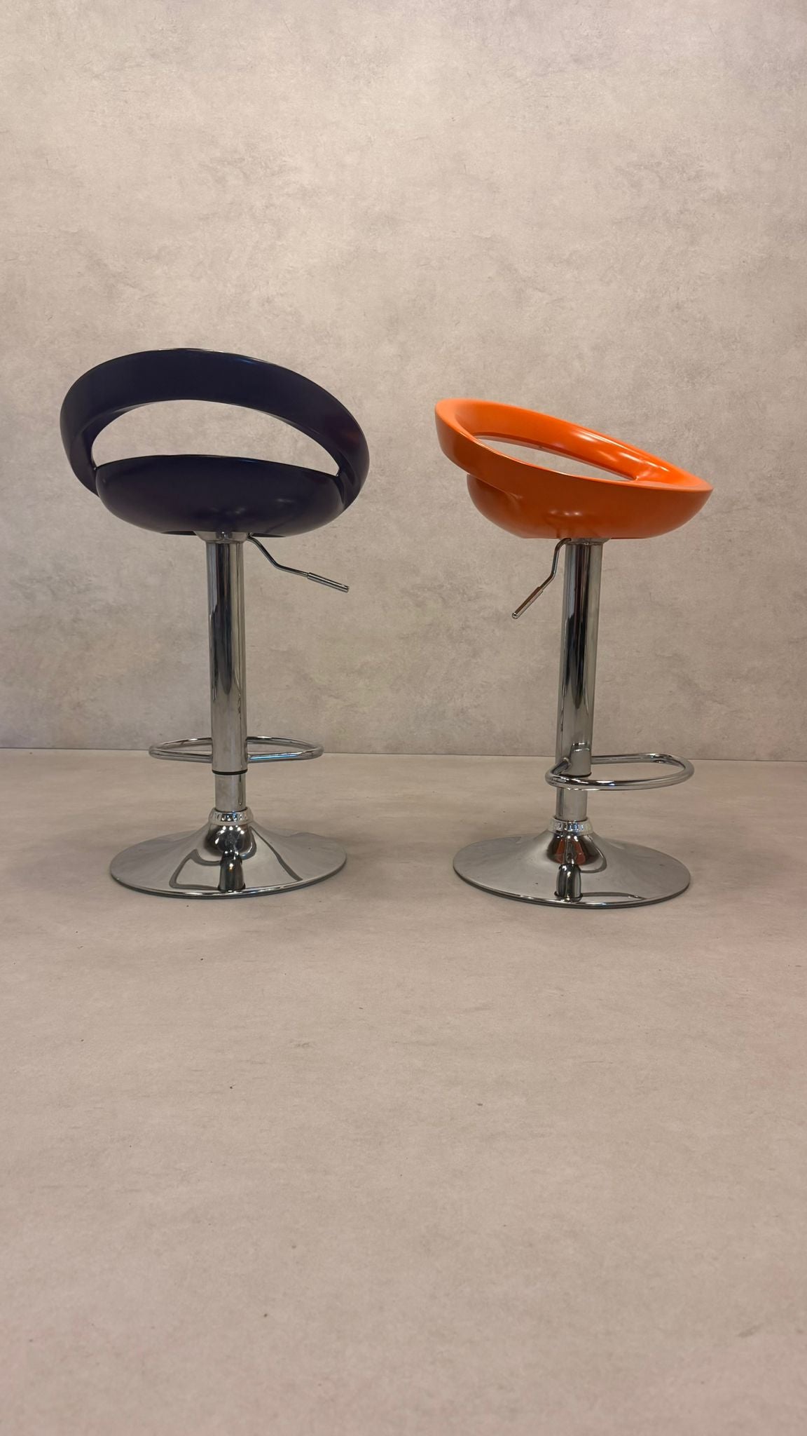 2er Set höhenverstellbare Barhocker im Space Age Design