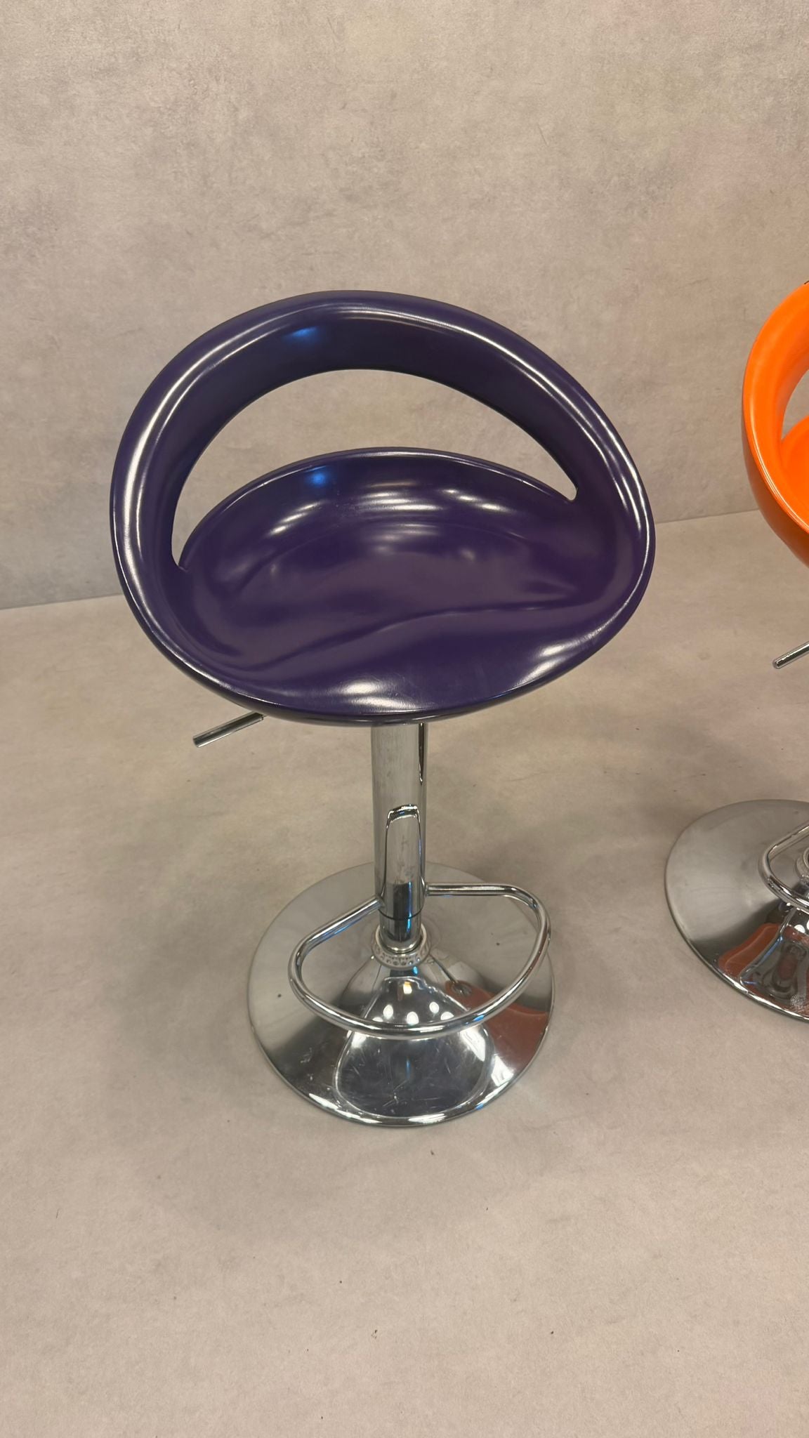 2er Set höhenverstellbare Barhocker im Space Age Design