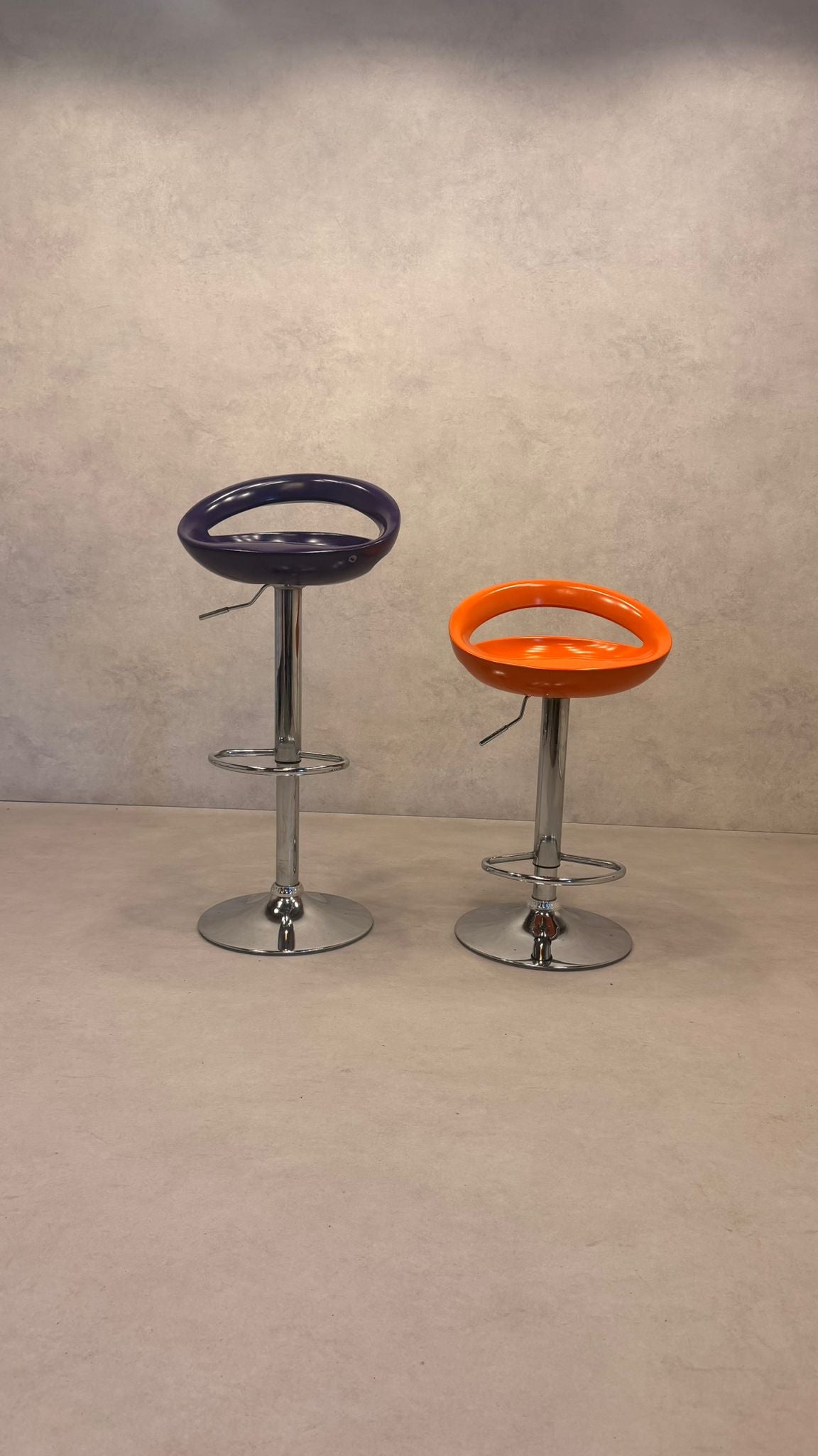 2er Set höhenverstellbare Barhocker im Space Age Design