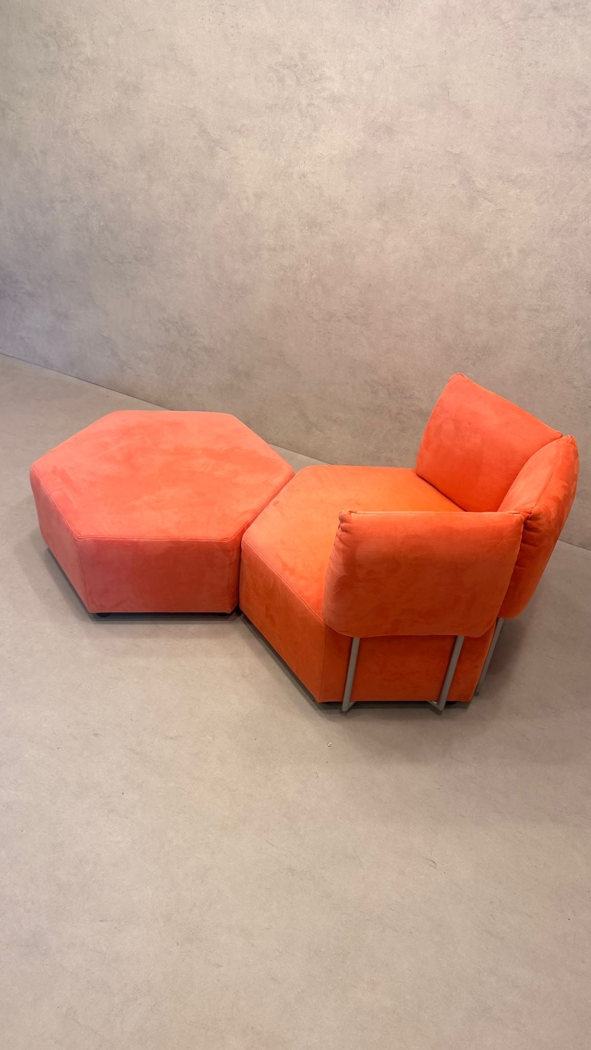6-eckiger Design-Sessel in Hexagon-Form mit Hocker