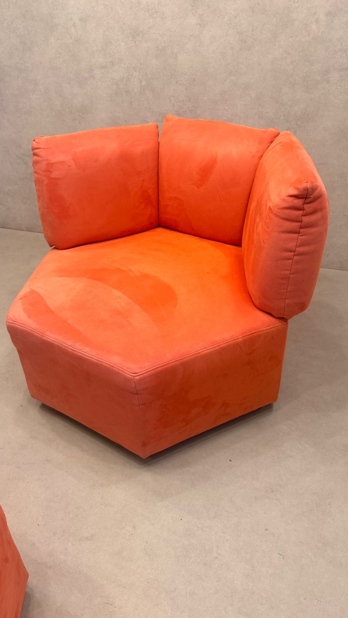 6-eckiger Design-Sessel in Hexagon-Form mit Hocker