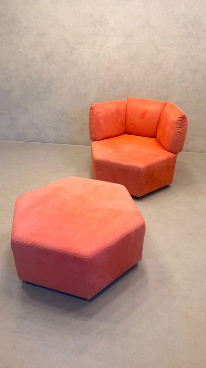 6-eckiger Design-Sessel in Hexagon-Form mit Hocker
