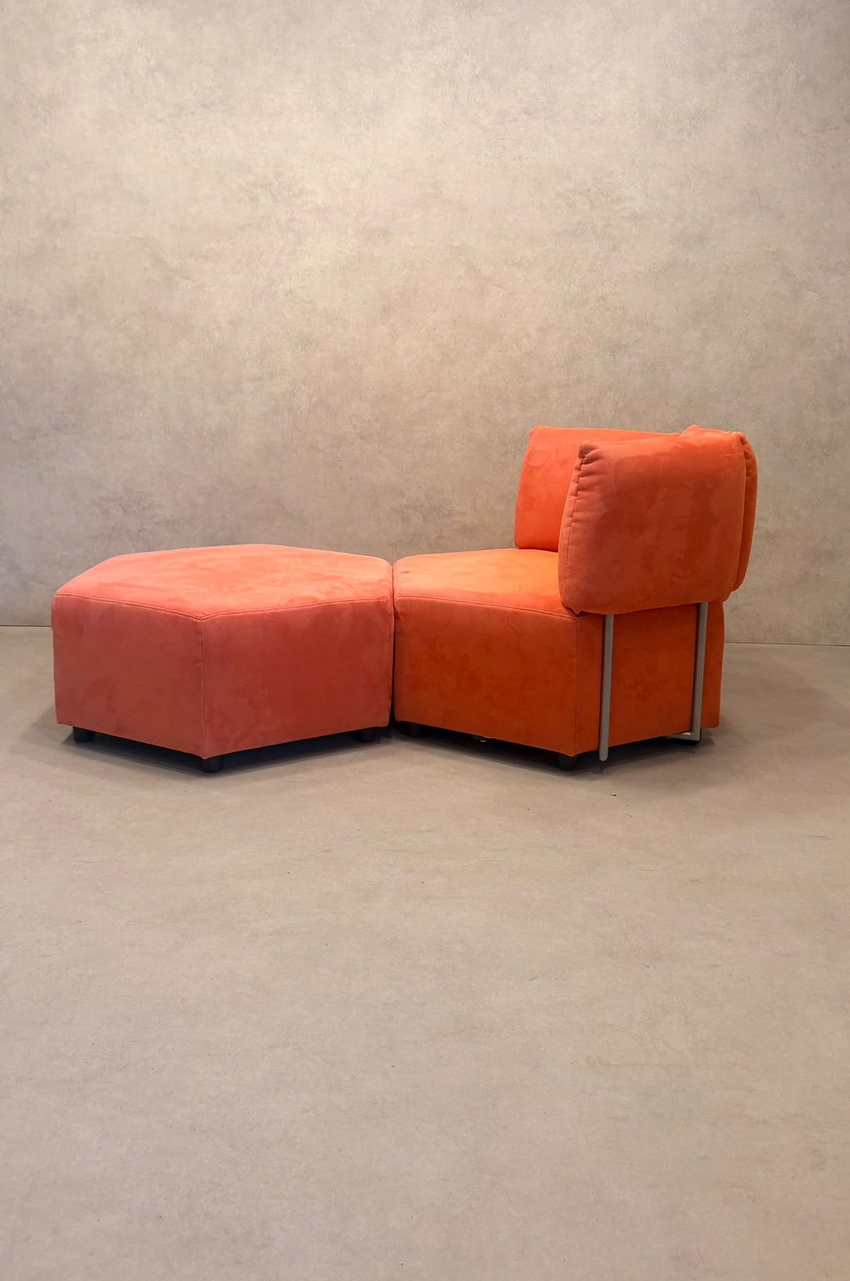 6-eckiger Design-Sessel in Hexagon-Form mit Hocker