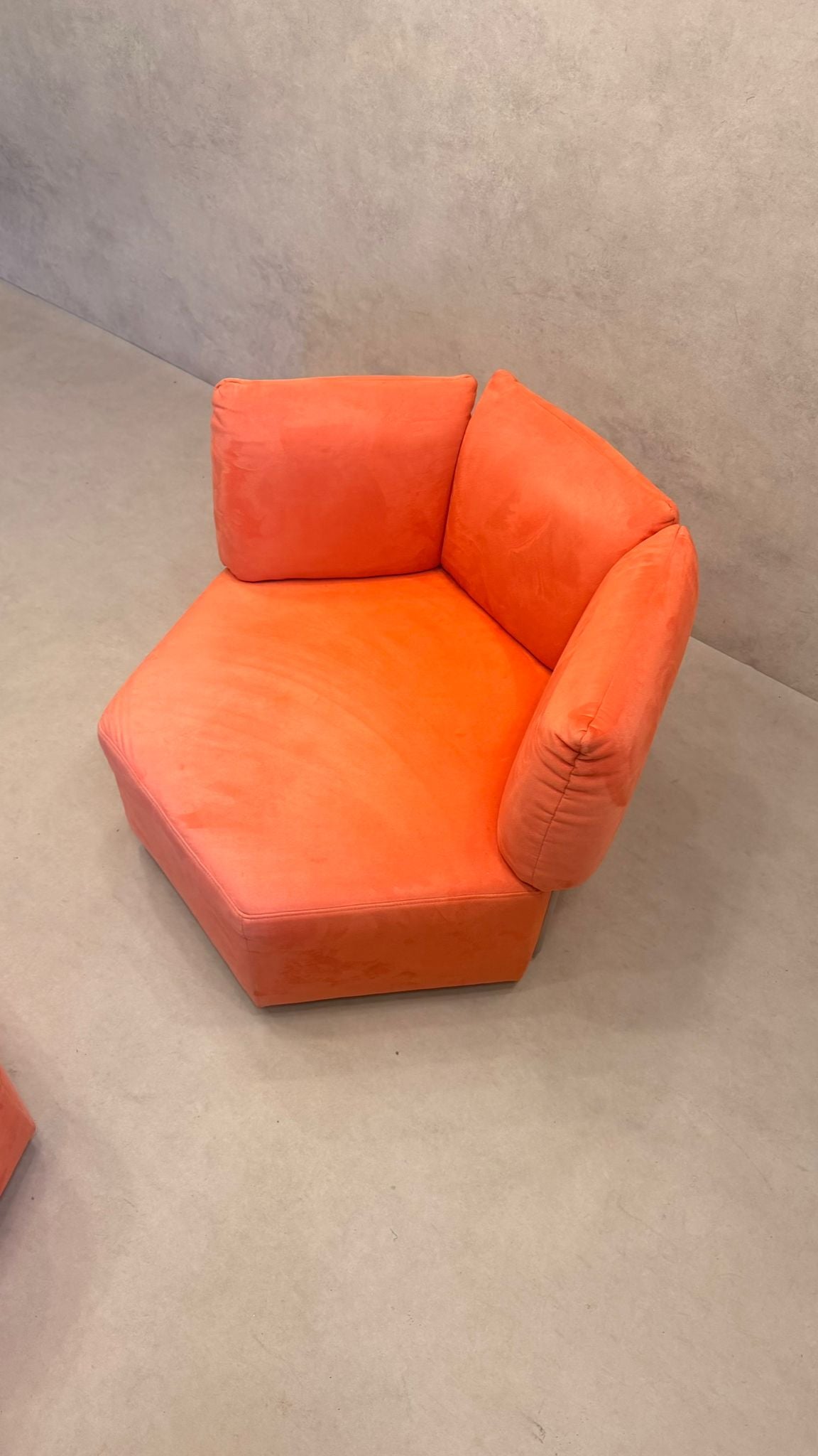 6-eckiger Design-Sessel in Hexagon-Form mit Hocker