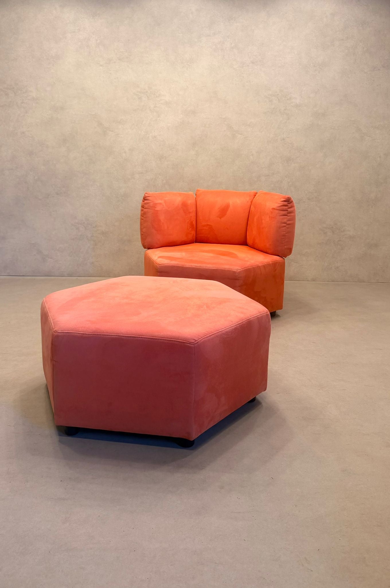 6-eckiger Design-Sessel in Hexagon-Form mit Hocker