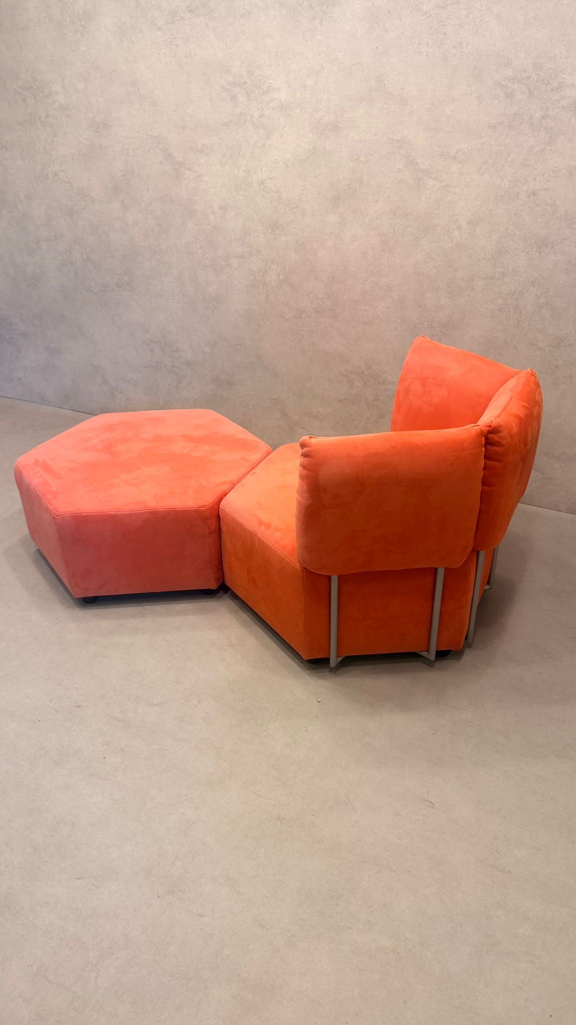 6-eckiger Design-Sessel in Hexagon-Form mit Hocker