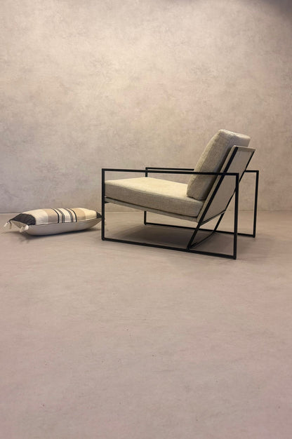 Moderner Lounge-Sessel mit schwarzem Metallgestell