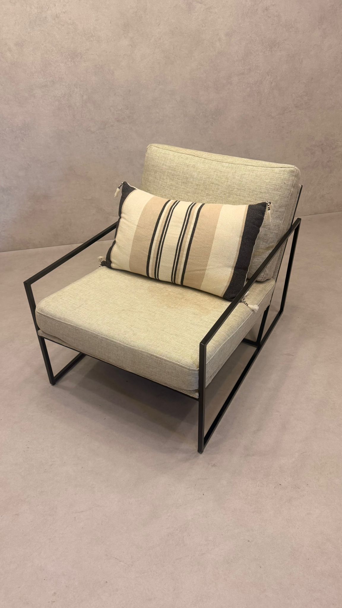 Moderner Lounge-Sessel mit schwarzem Metallgestell