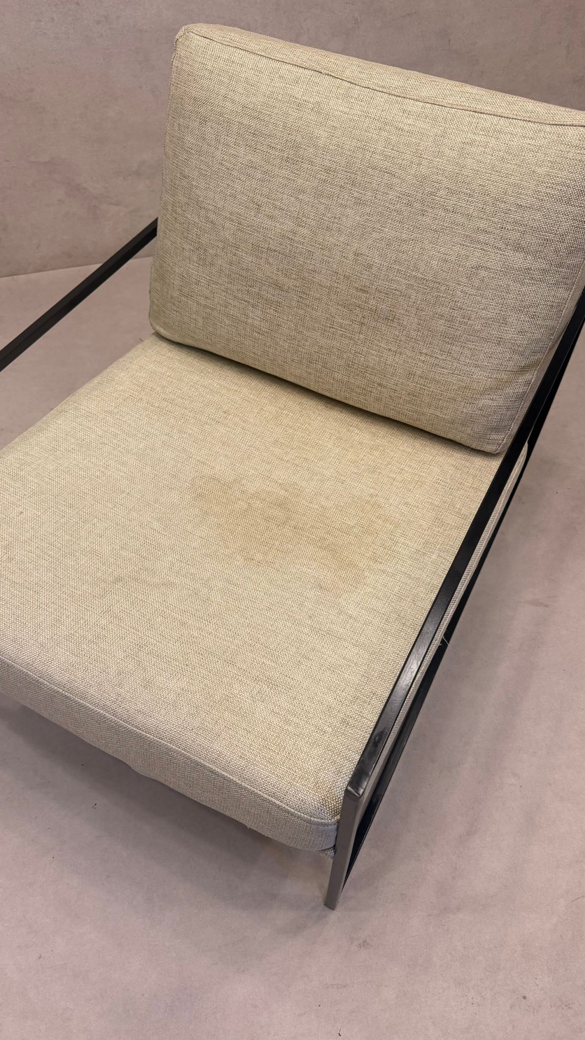 Moderner Lounge-Sessel mit schwarzem Metallgestell