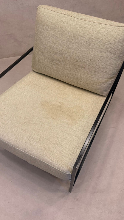 Moderner Lounge-Sessel mit schwarzem Metallgestell