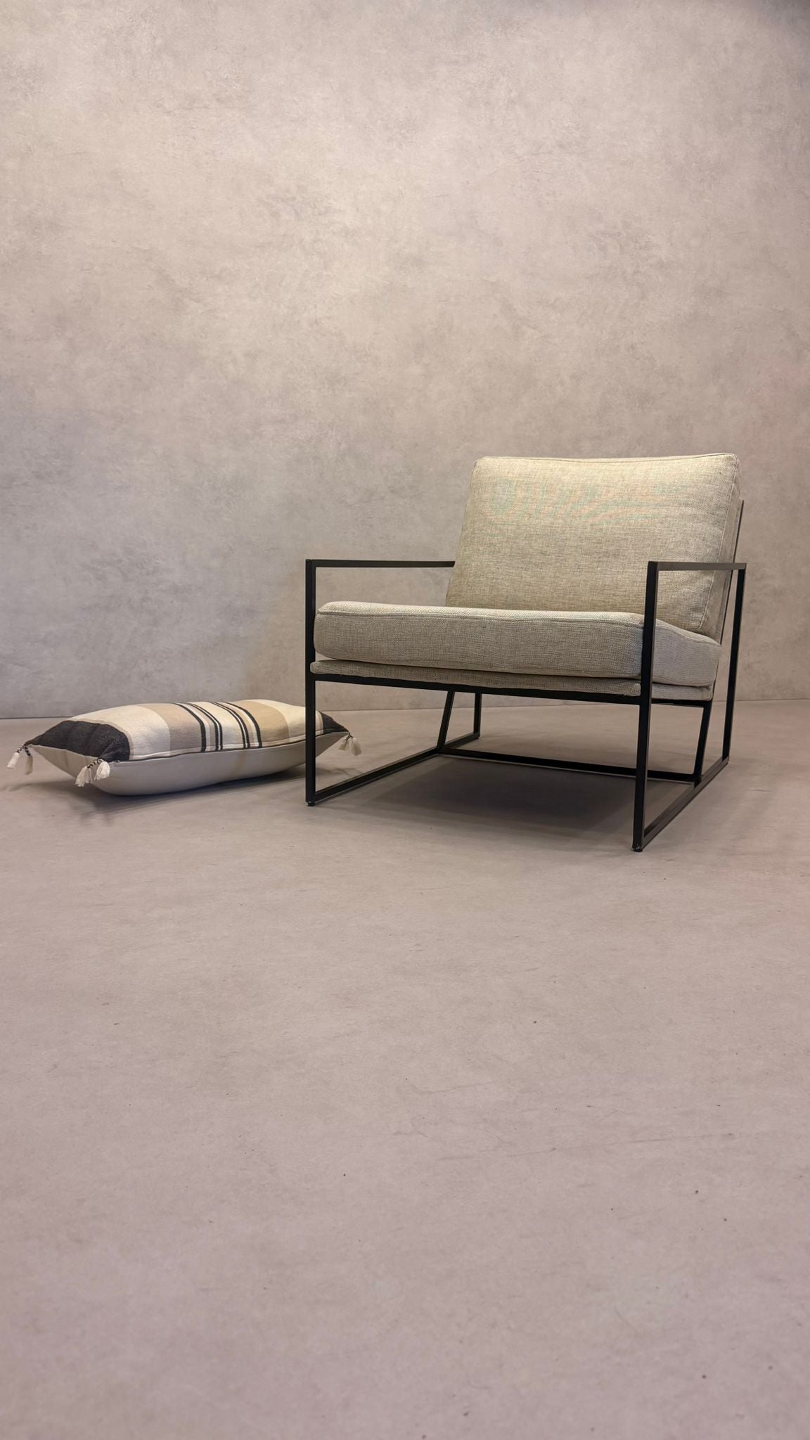 Moderner Lounge-Sessel mit schwarzem Metallgestell