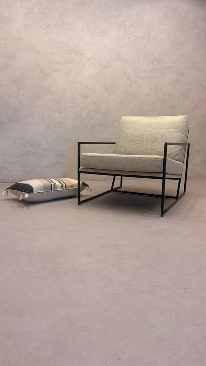 Moderner Lounge-Sessel mit schwarzem Metallgestell