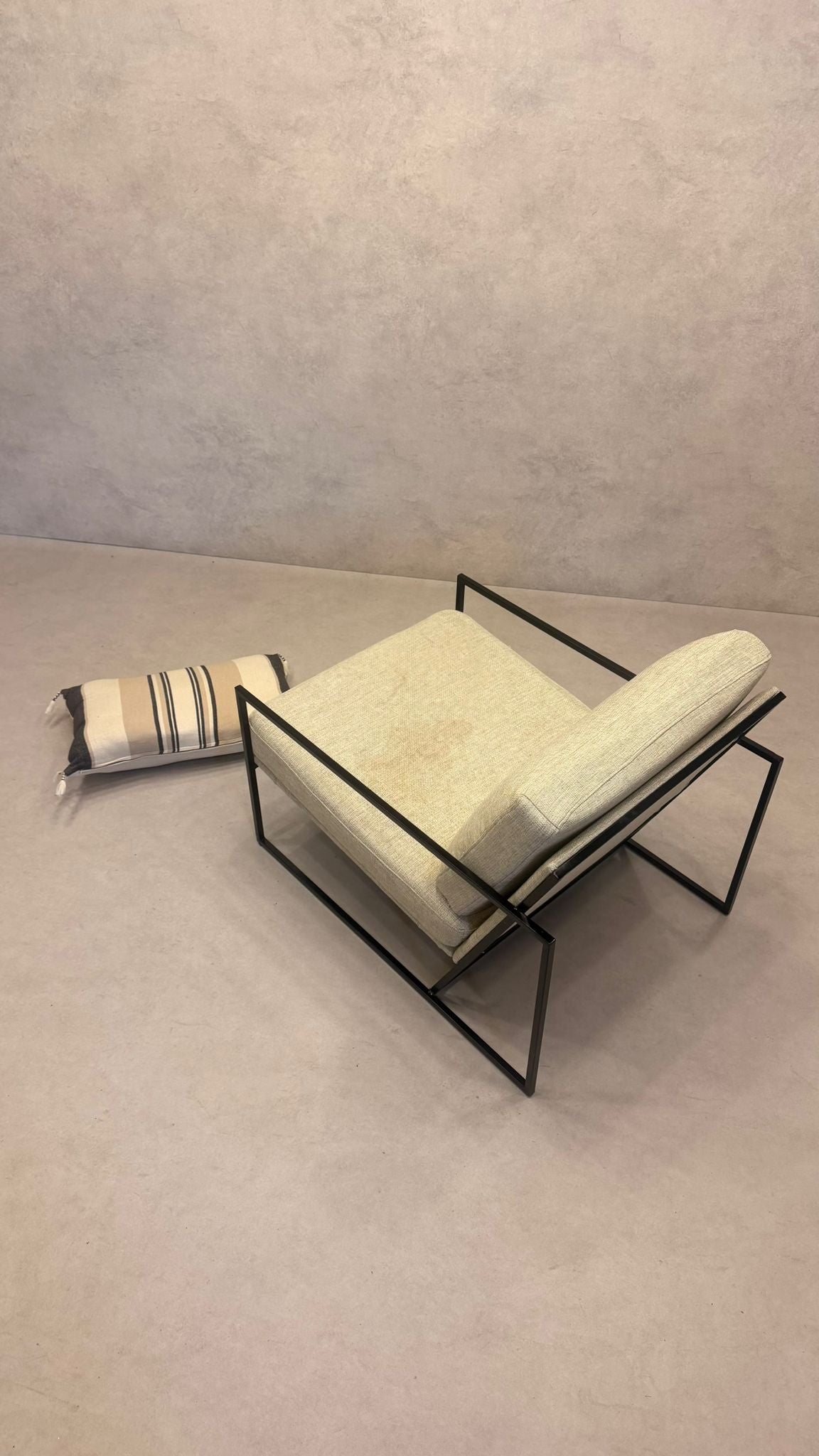 Moderner Lounge-Sessel mit schwarzem Metallgestell