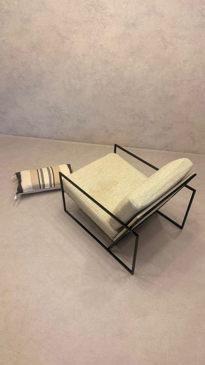 Moderner Lounge-Sessel mit schwarzem Metallgestell