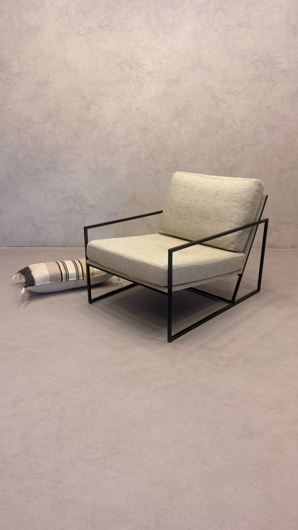 Moderner Lounge-Sessel mit schwarzem Metallgestell