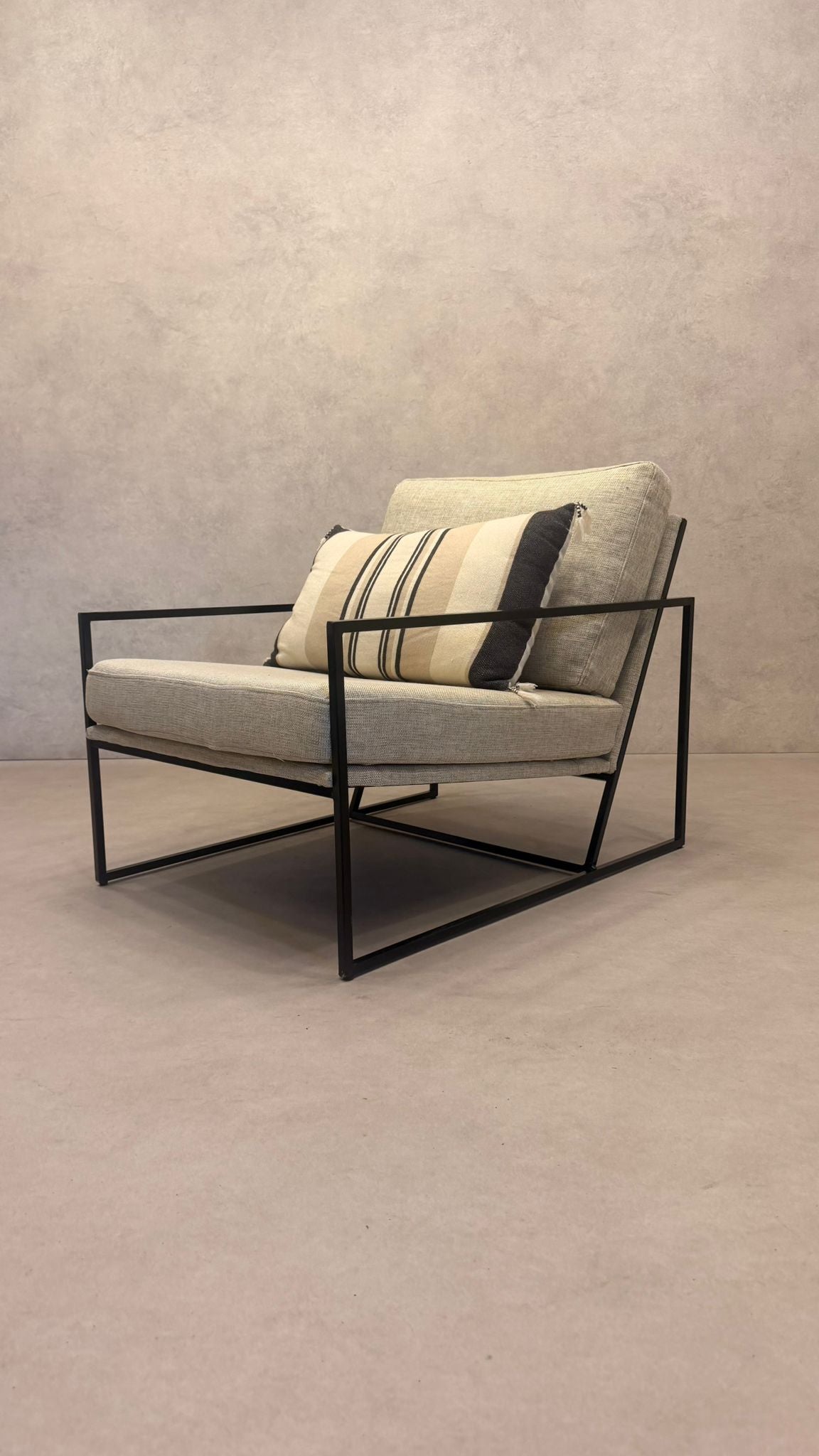 Moderner Lounge-Sessel mit schwarzem Metallgestell