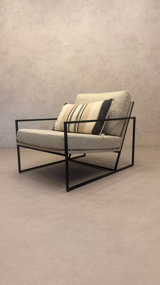 Moderner Lounge-Sessel mit schwarzem Metallgestell