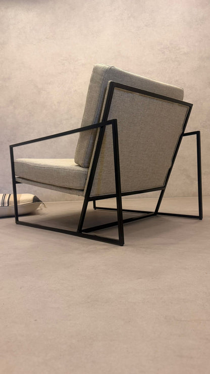 Moderner Lounge-Sessel mit schwarzem Metallgestell