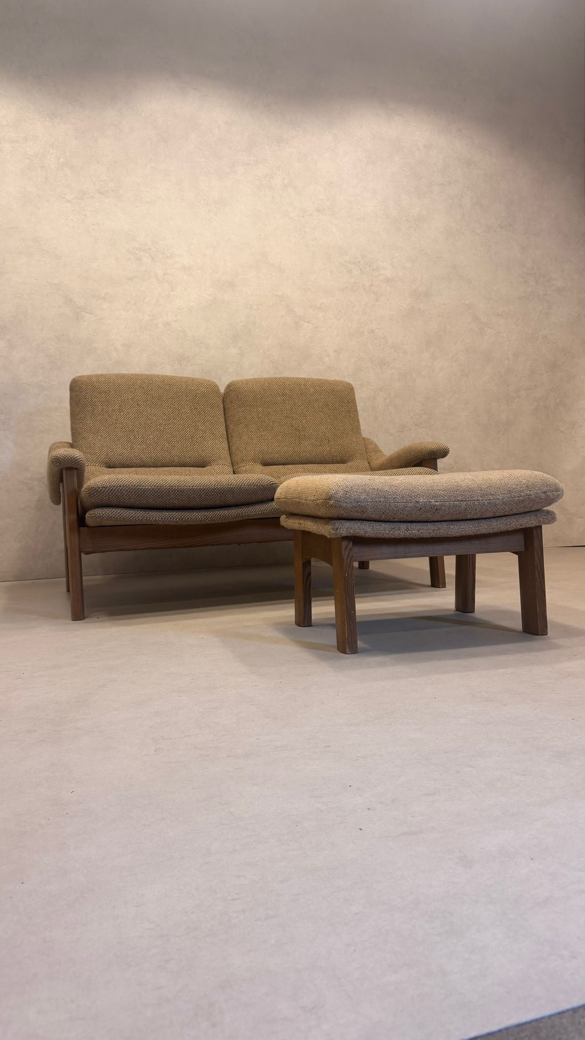 Skandinavisches 2-Sitzer Sofa mit Hocker aus den 70er Jahre