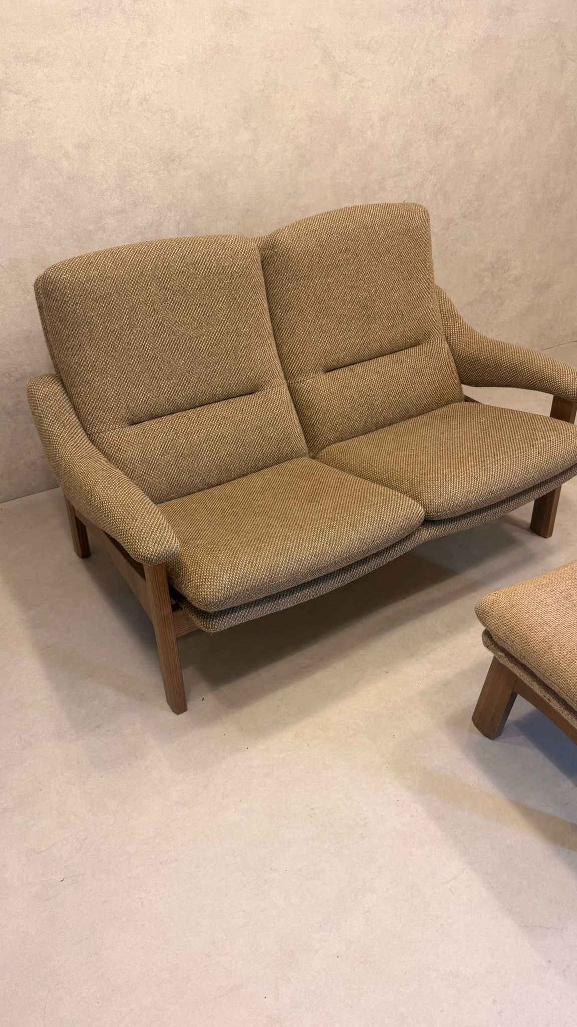 Skandinavisches 2-Sitzer Sofa mit Hocker aus den 70er Jahre