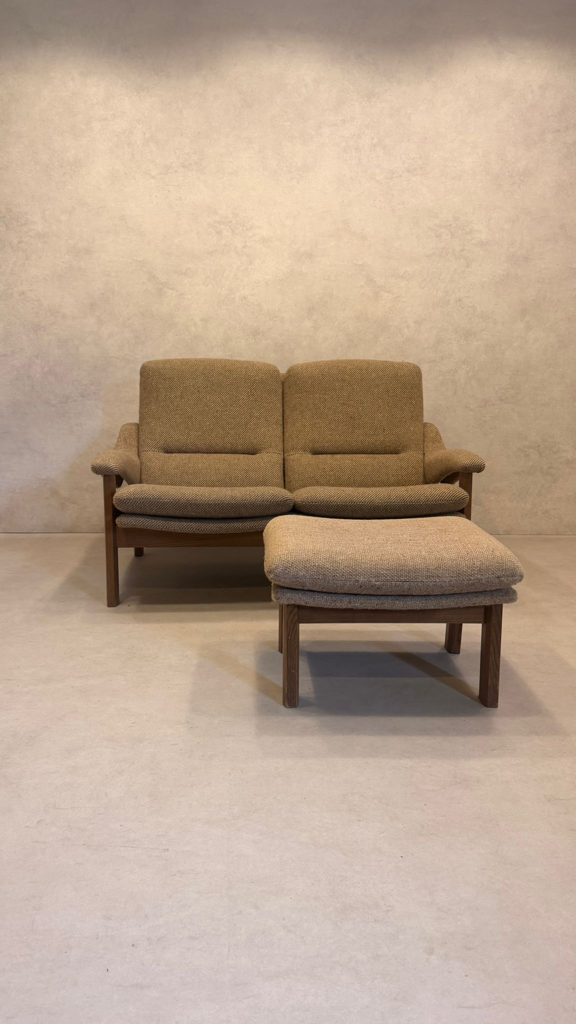 Skandinavisches 2-Sitzer Sofa mit Hocker aus den 70er Jahre