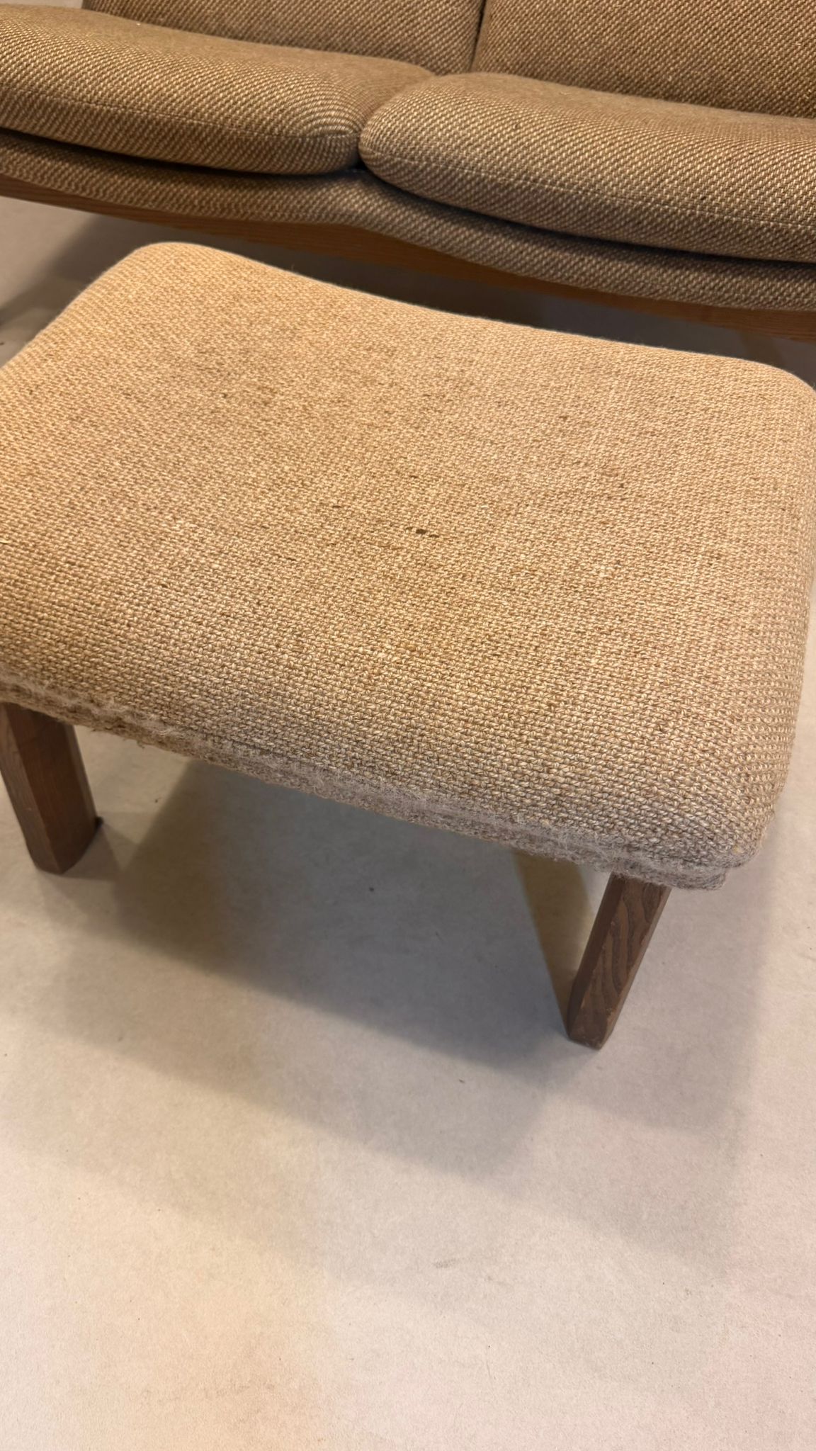 Skandinavisches 2-Sitzer Sofa mit Hocker aus den 70er Jahre