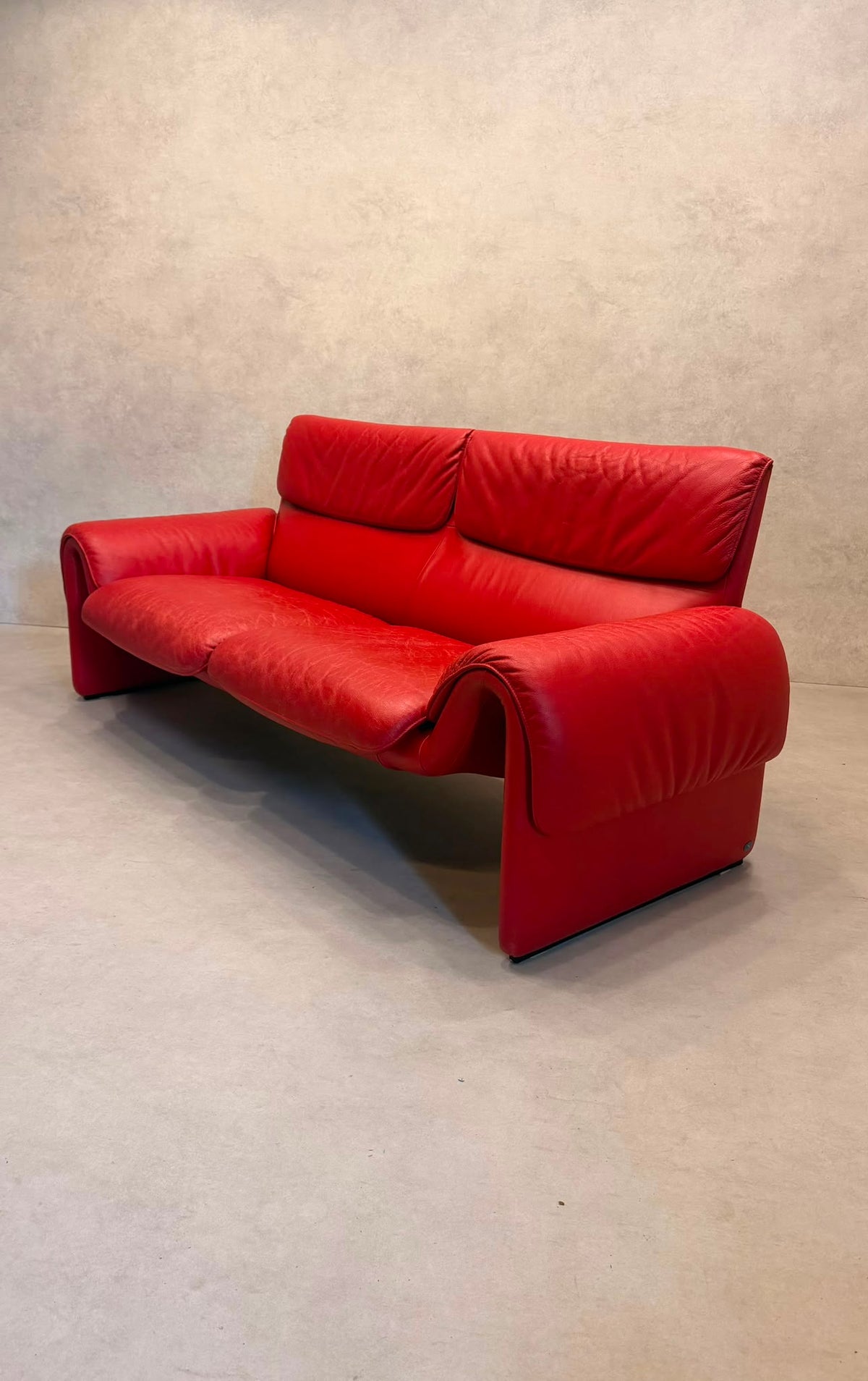 De Sede DS-2011 Ledersofa aus den 80`s in rot