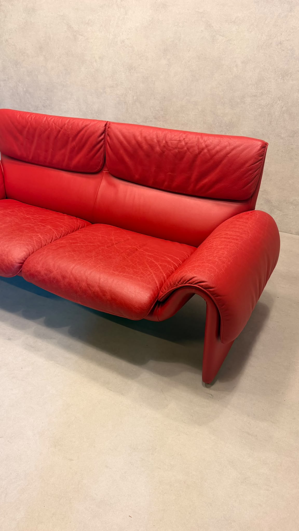 De Sede DS-2011 Ledersofa aus den 80`s in rot