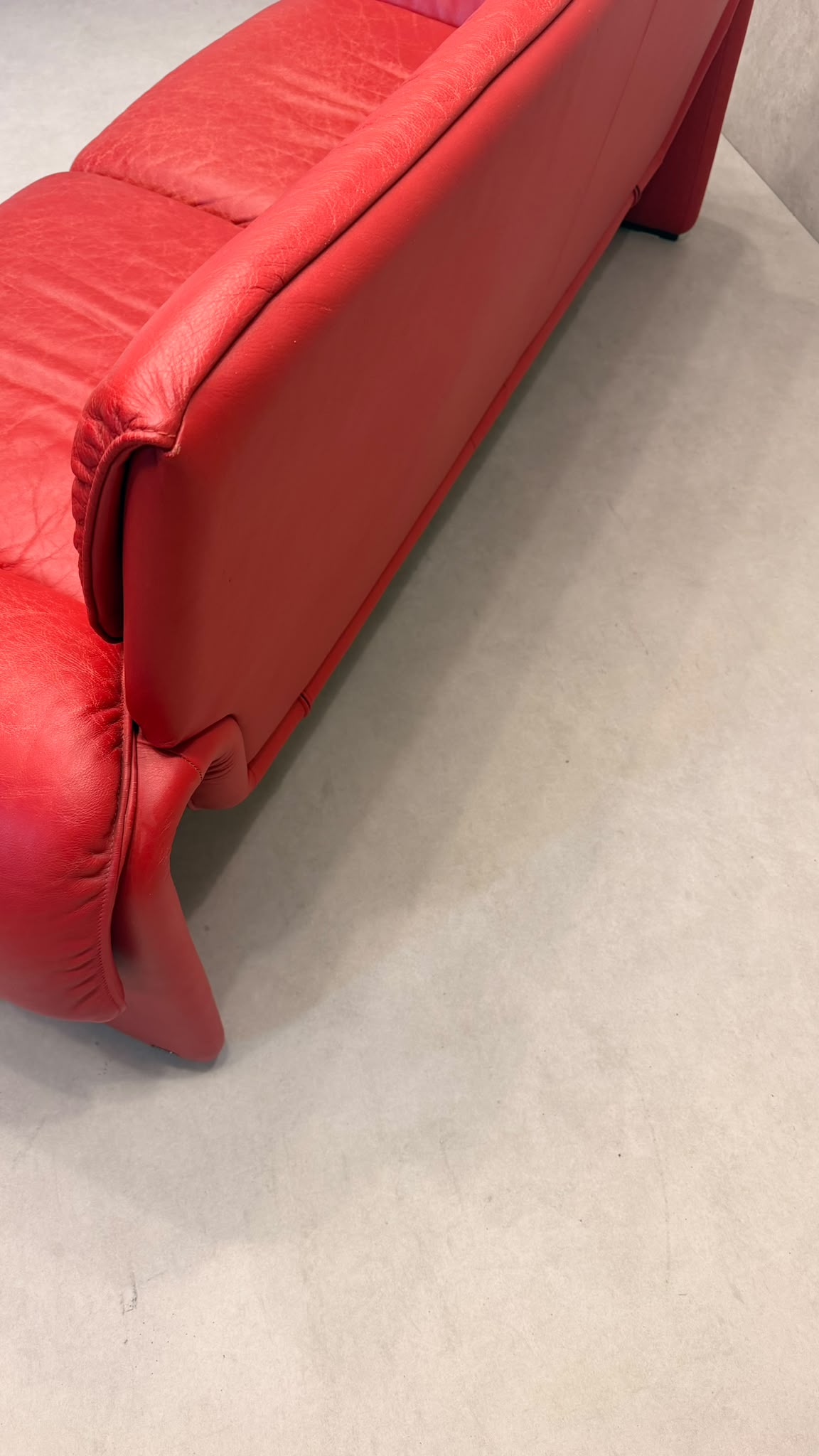 De Sede DS-2011 Ledersofa aus den 80`s in rot