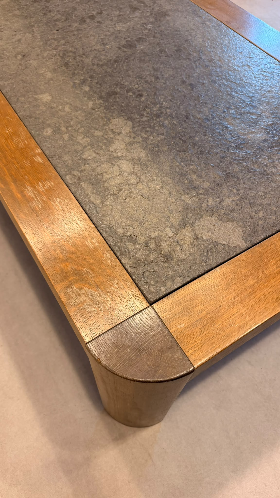 Brutalistischer Eiche Couchtisch mit Schieferplatte 70er