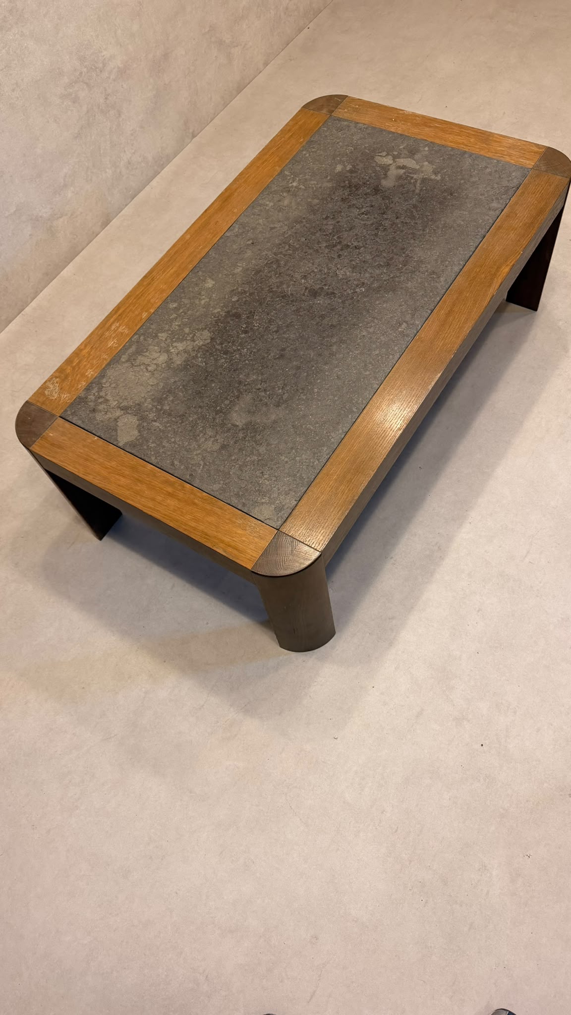 Brutalistischer Eiche Couchtisch mit Schieferplatte 70er