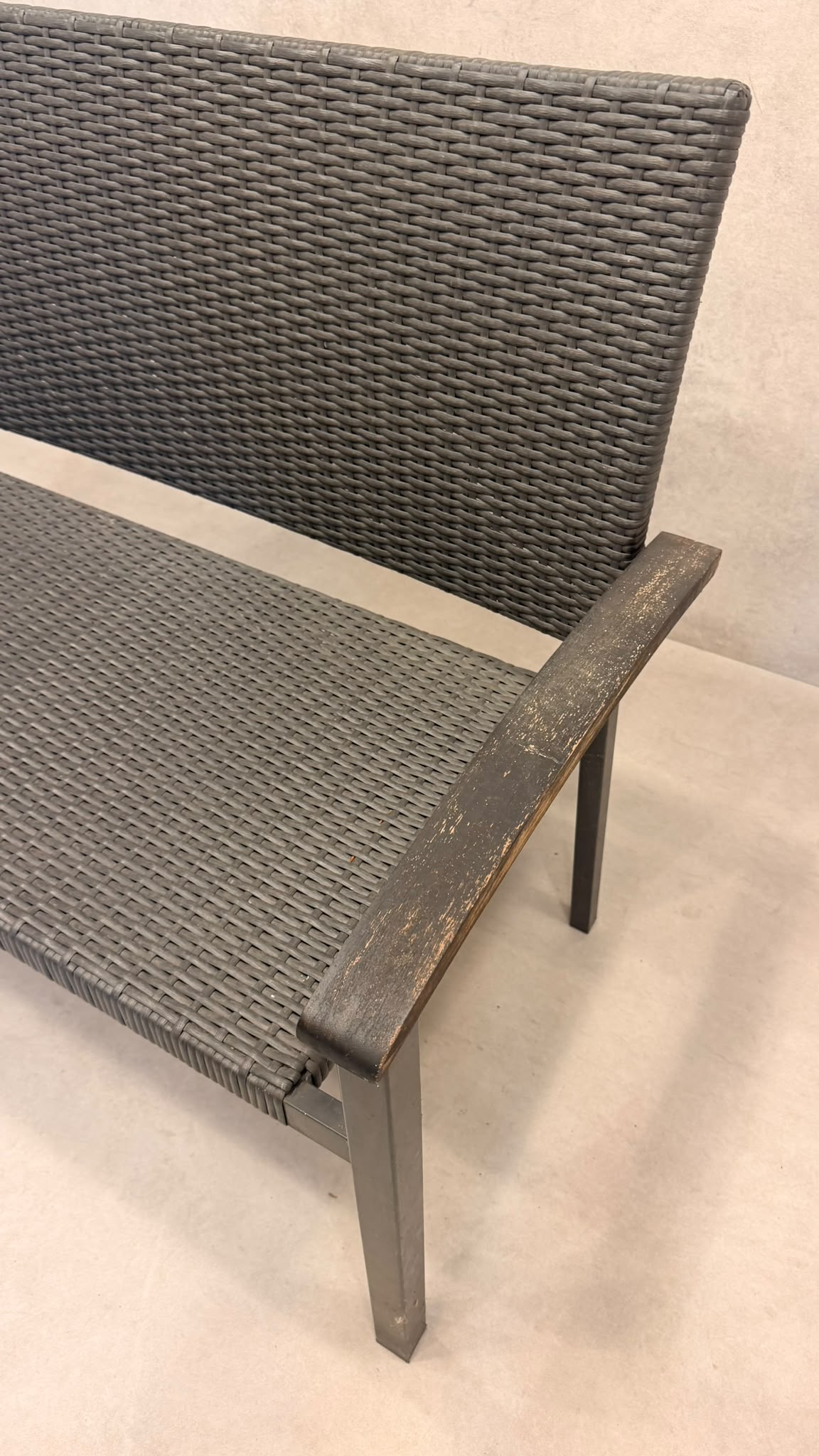Polyrattan Gartenbank Grau 2-Sitzer Outdoor mit Holzarmlehne