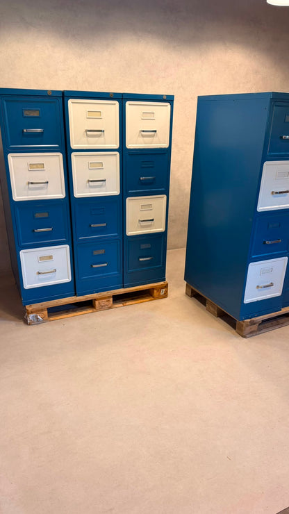 Industrial Metallschrank in Blau Weiss im Vintage Design