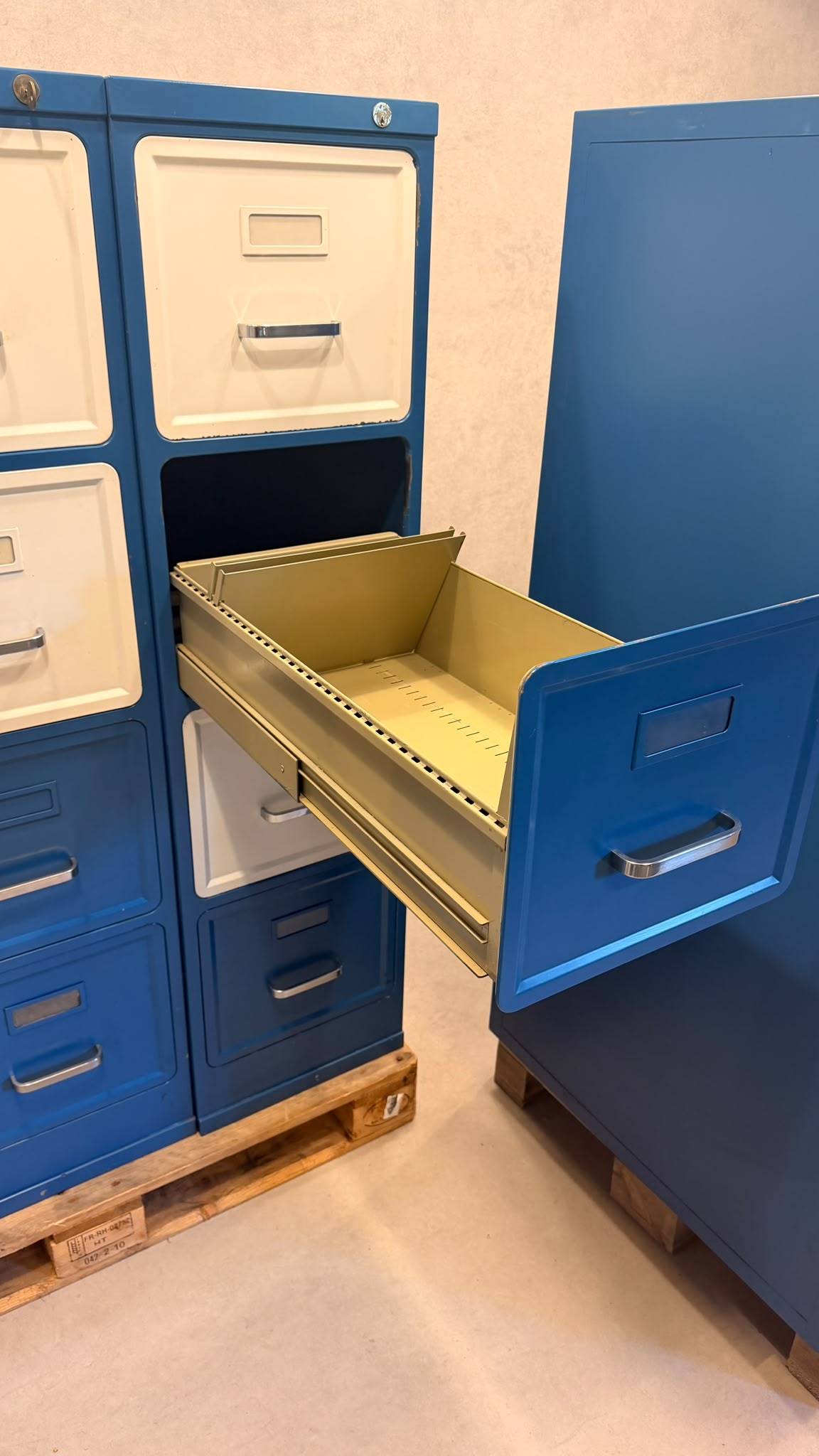 Industrial Metallschrank in Blau Weiss im Vintage Design