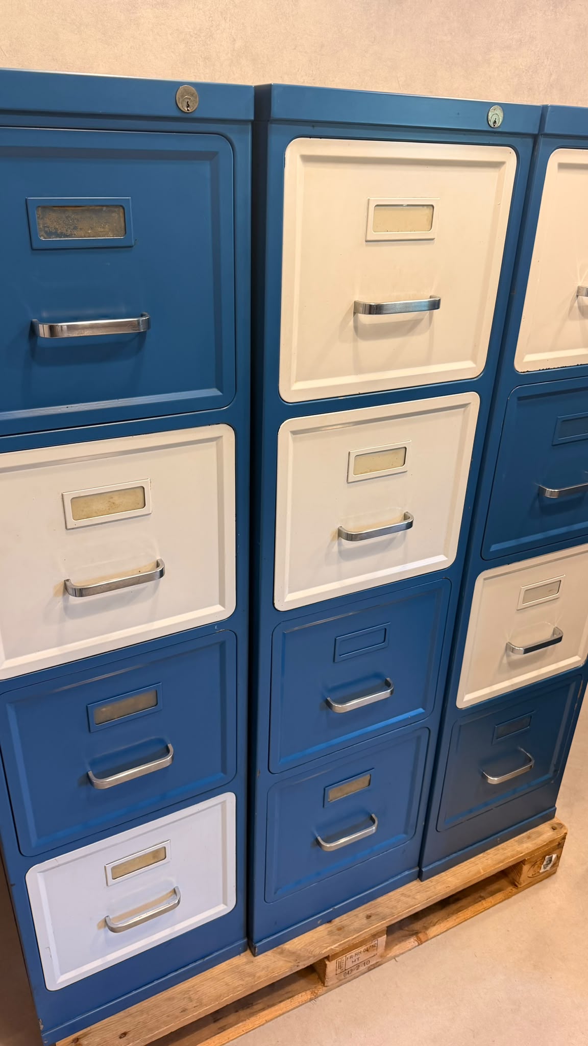 Industrial Metallschrank in Blau Weiss im Vintage Design