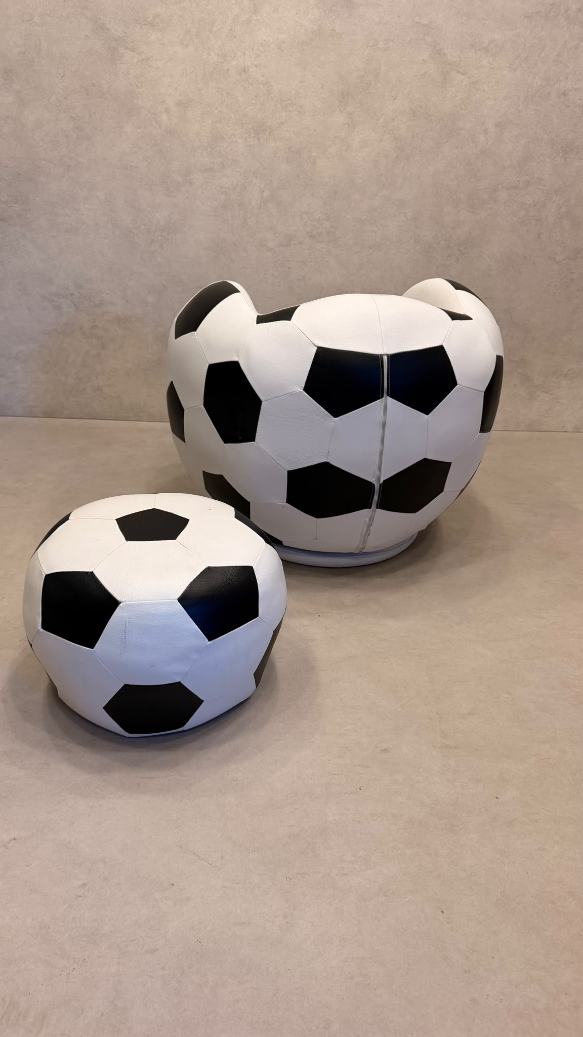 Design Fussball Sessel drehbar mit passendem Hocker