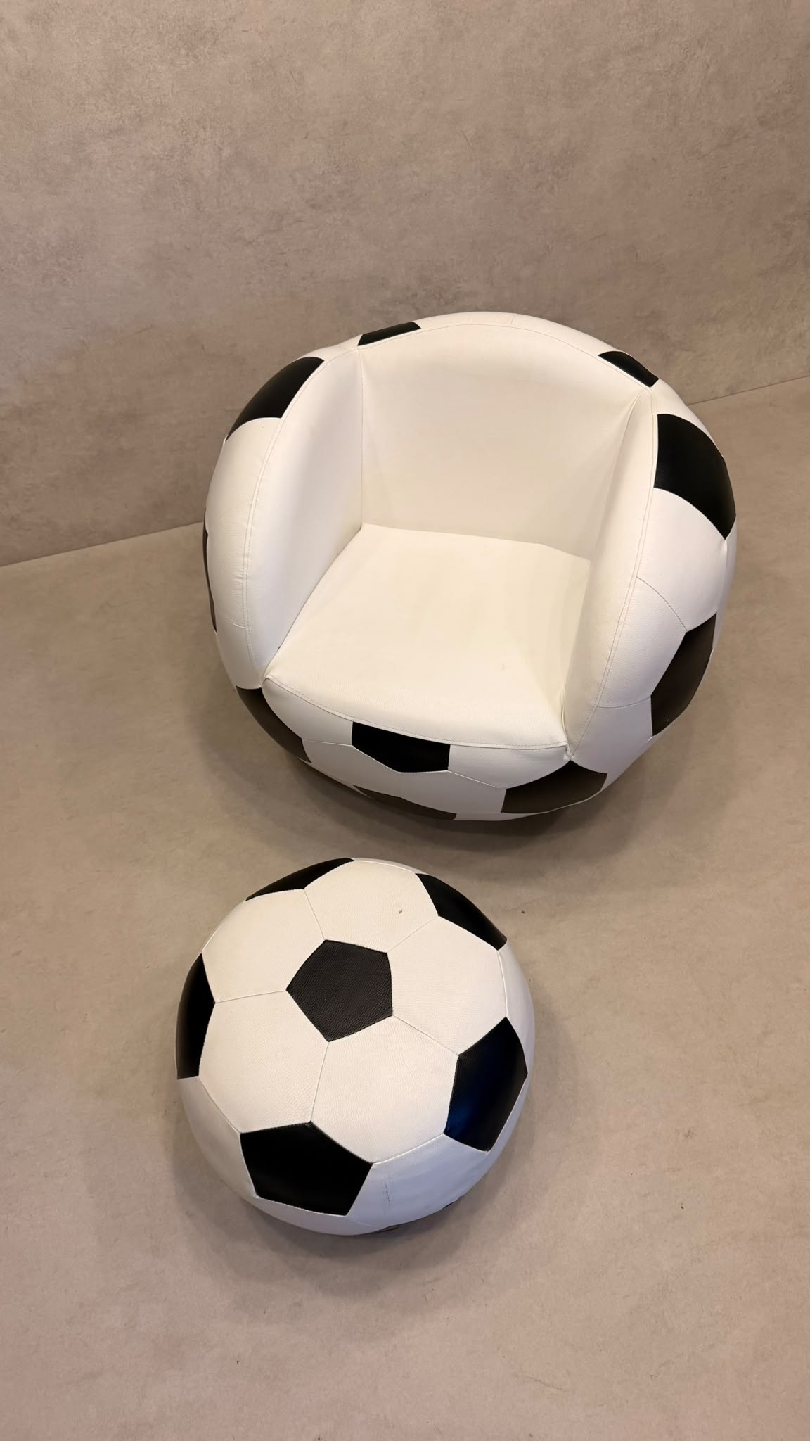 Design Fussball Sessel drehbar mit passendem Hocker