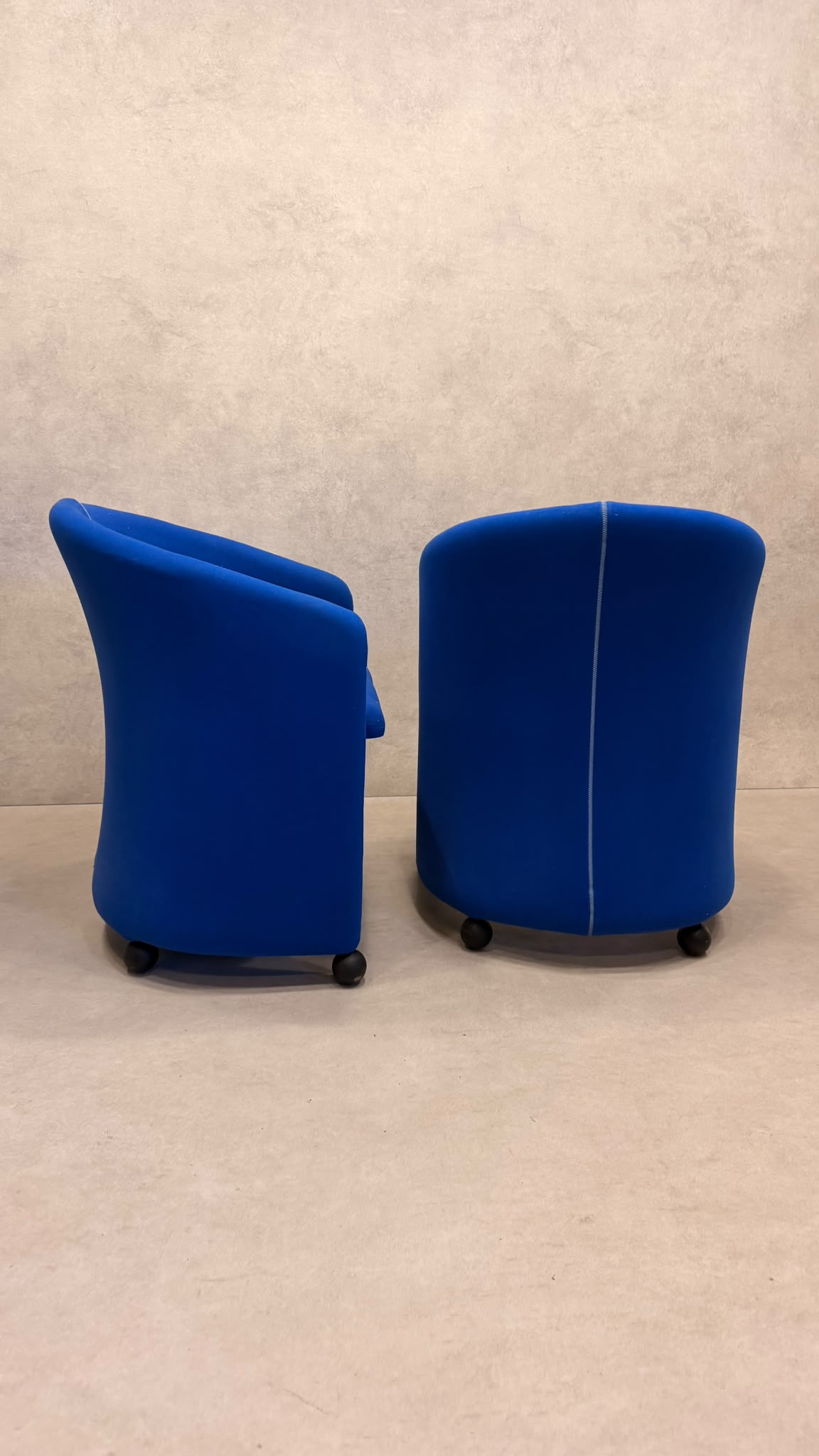 Postmoderne Sessel in Blau mit Kugelfüssen aus Holz