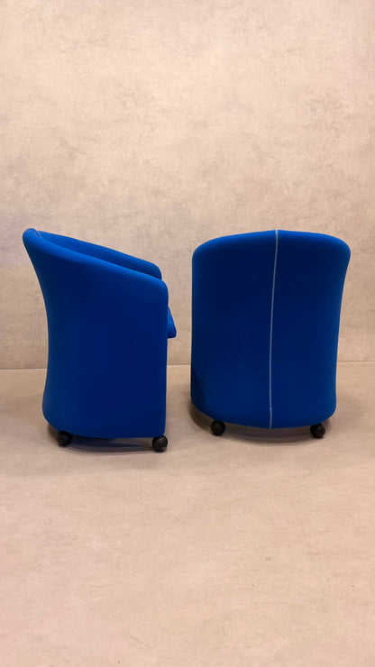 Postmoderne Sessel in Blau mit Kugelfüssen aus Holz