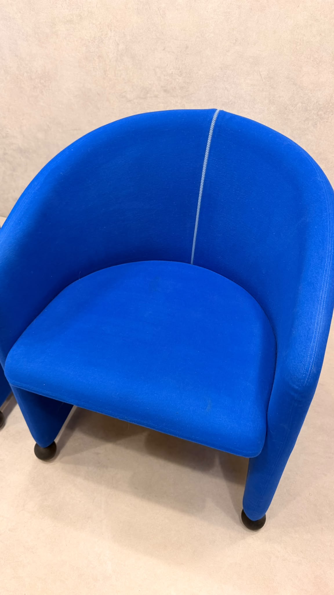 Postmoderne Sessel in Blau mit Kugelfüssen aus Holz