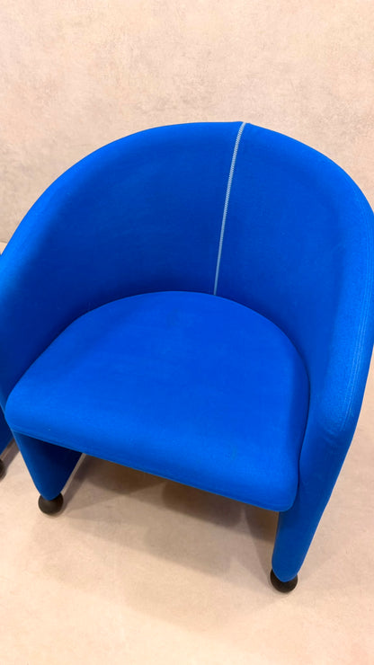 Postmoderne Sessel in Blau mit Kugelfüssen aus Holz