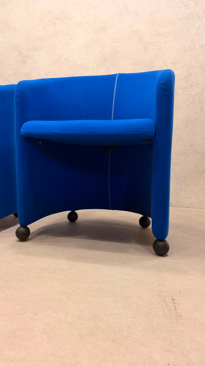 Postmoderne Sessel in Blau mit Kugelfüssen aus Holz