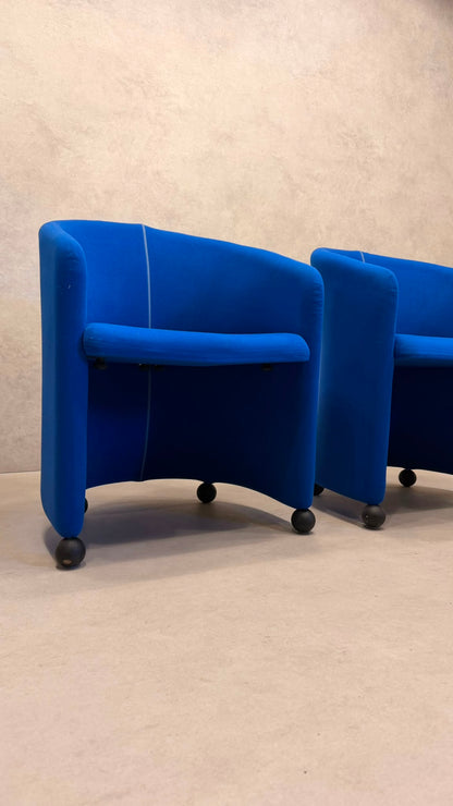Postmoderne Sessel in Blau mit Kugelfüssen aus Holz